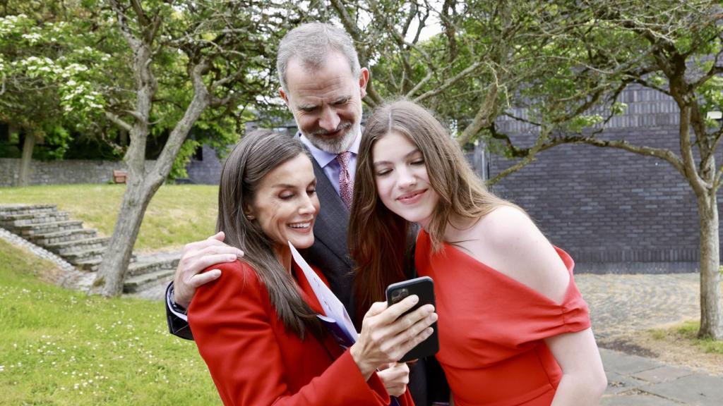 Los Reyes echan un vistazo al móvil para repasar las imágenes de la graduación de Sofía.