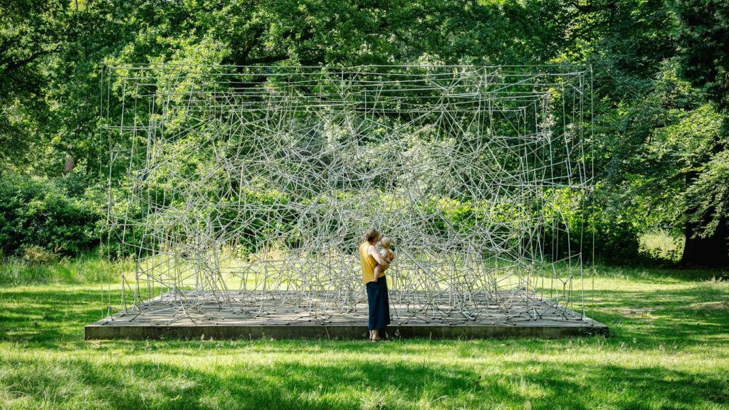 Escultura de Antony Gormley ('Firmanent III', 2009), en Middelheim Museumm. Foto: © Antony Gormley / Foto: Tom Cornille