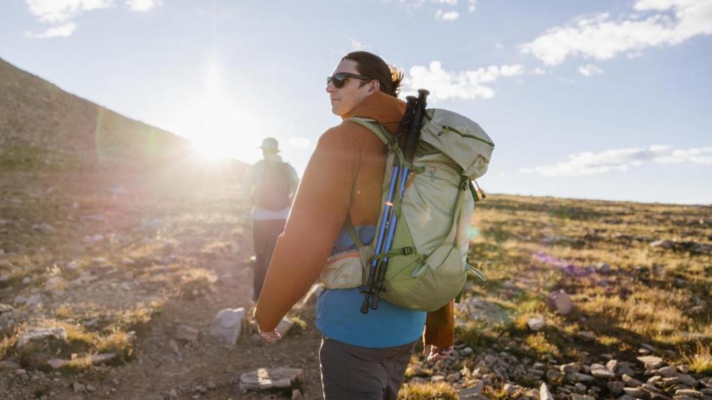 Una mujer con una de las mochilas de Cotopaxi.