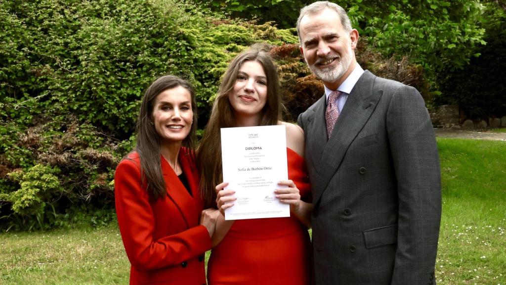 Los Reyes, con su hija Sofía, quien muestra su diploma de Bachillerato Internacional.