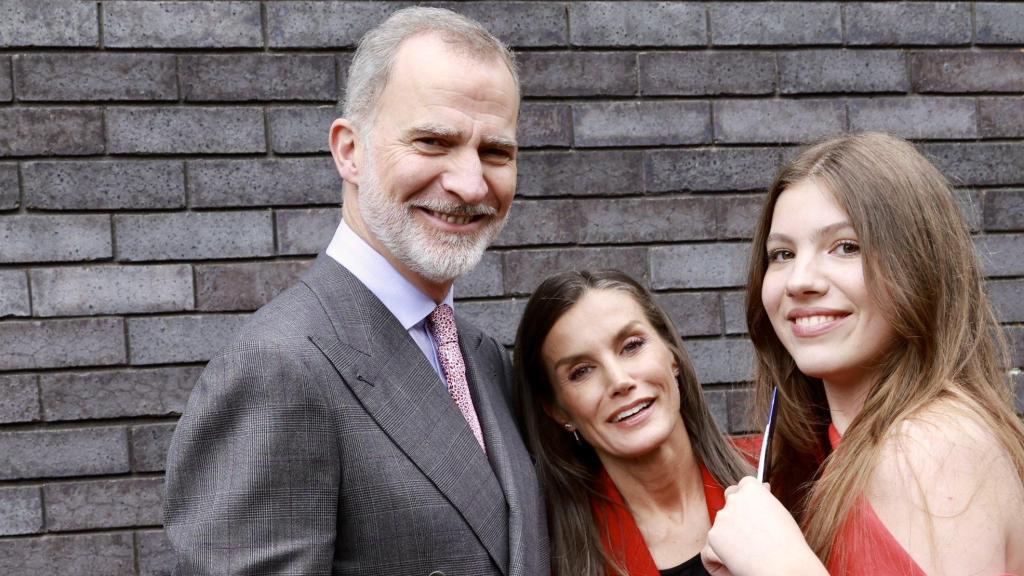 Los Reyes posan orgullosos con la menor de sus hijas al finalizar la graduación tras dos años en el UWC Atlantic College.