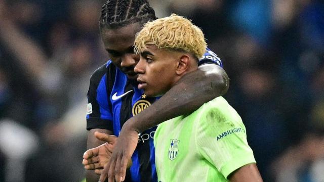 Marcus Thuram consuela a Lamine Yamal tras las semifinales de Champions League.