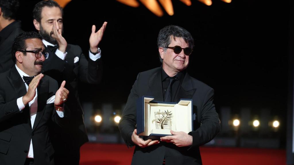 Jafar Panahi, con la Palma de Oro. Foto:  EFE/EPA/MOHAMMED BADRA