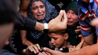 Familias palestinas lloran tras los ataques del Ejército israelí.