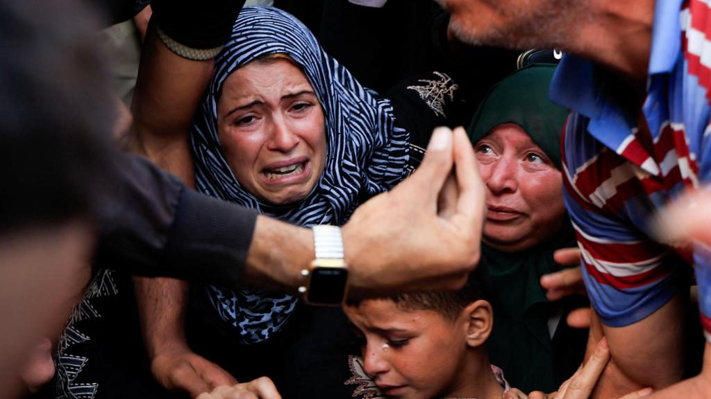 Familias palestinas lloran tras los ataques del Ejército israelí.