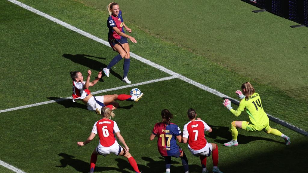 Caitlin Foord corta un centro de Rolfo.