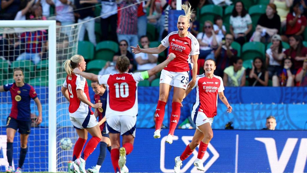 Las jugadoras del Arsenal celebran el gol de Blackstenius.
