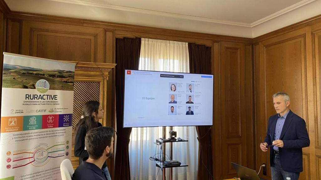 Karim Assad explicando el proyecto VYVA, una solución de atención médica digital.