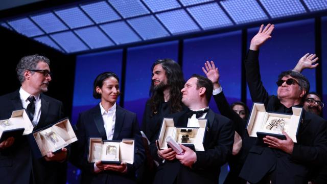 Kleber Mendonca Filho, Nadia Melliti, Oliver Laxe y Hasan Hadi con sus respectivos premios. Foto: EFE/EPA/CLEMENS BILAN