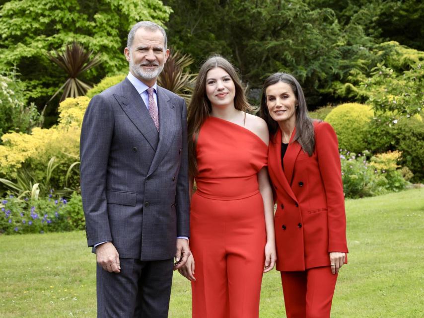 Posado de la Familia Real tras la graduación.