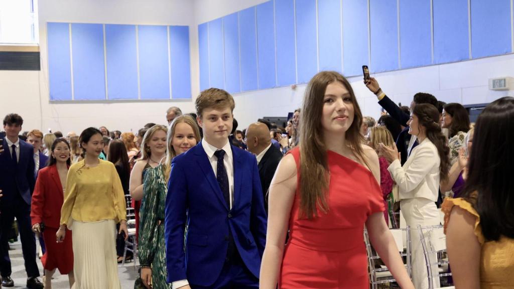 La Infanta hace su entrada en la sala junto a sus compañeros.