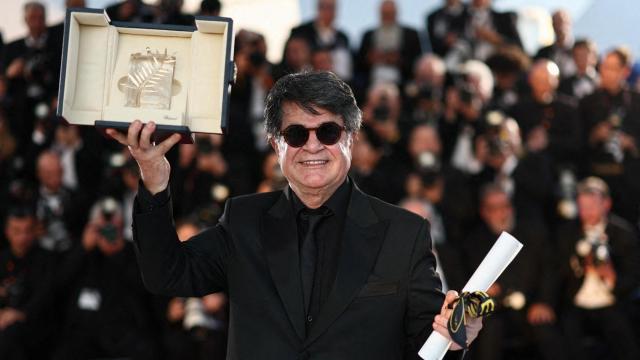 El director Jafar Panahi, ganador de la Palma de Oro por la película 'Un simple accidente', posa con el galardón en Cannes.