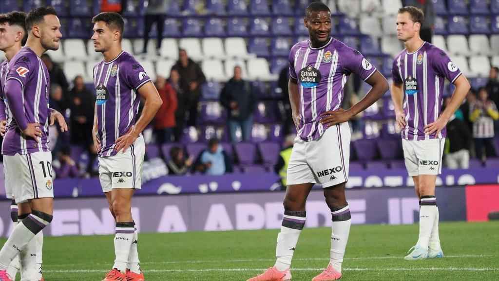 Los futbolistas del Valladolid, tras descender a Segunda División.