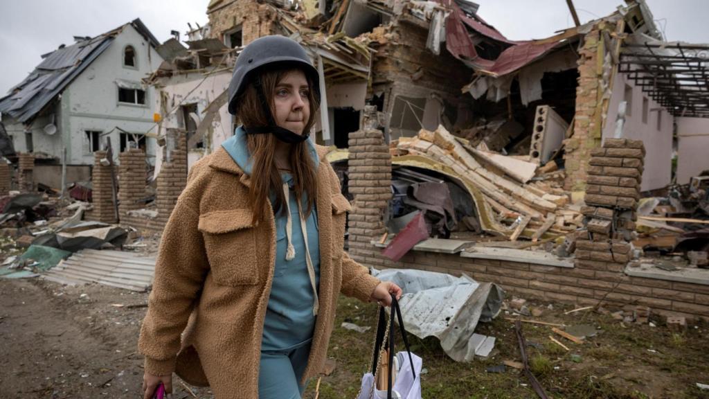 Tetiana Maksymenko sale de su casa que fue destruida en un ataque con cohetes rusos , en medio del ataque de Rusia a Ucrania, en Markhalivka, región de Kiev, Ucrania, el 25 de mayo de 2025