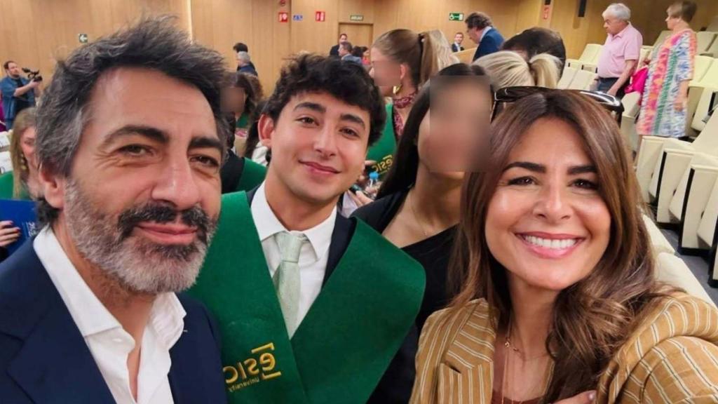 Nuria Roca y Juan del Val con sus hijos Olivia y Juan en la graduación de este último.