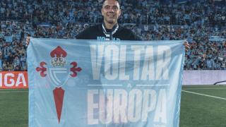 Iago Aspas posa con una bandera.