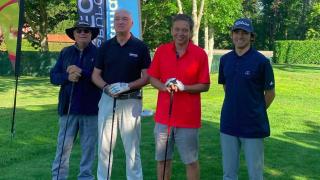 Entrega de uno de los premios.