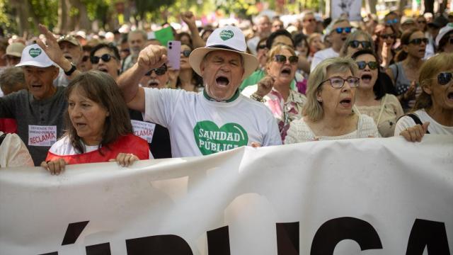 Manifestantes durante la concentración de este domingo en Madrid por la Sanidad pública.