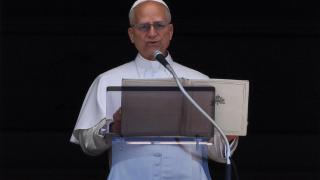 El papa León XIV dirige la oración del Regina Caeli desde su ventana en la Plaza de San Pedro, en el Vaticano.