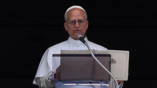 El papa León XIV dirige la oración del Regina Caeli desde su ventana en la Plaza de San Pedro, en el Vaticano.