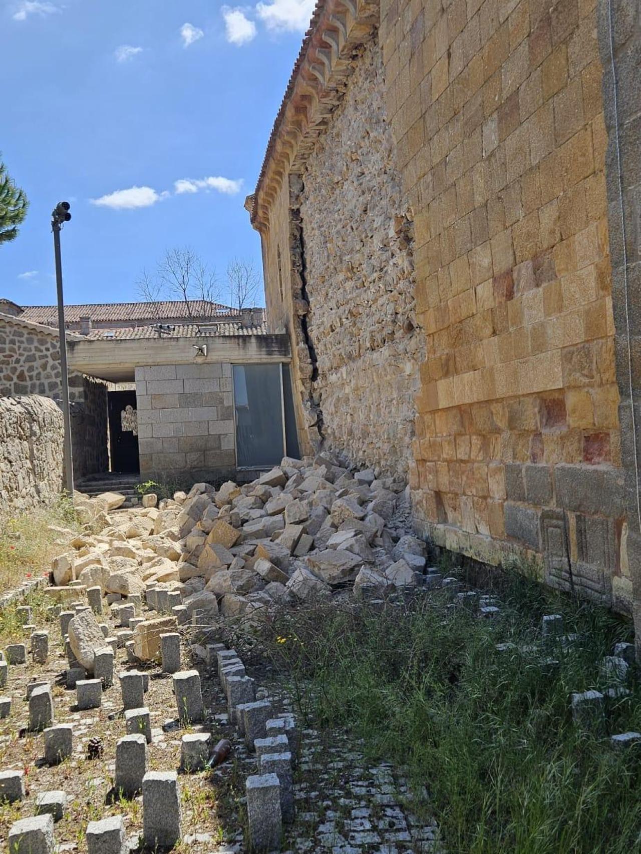 Estado en el que ha quedado el paño norte de la iglesia de San Andrés de Ávila tras el derrumbe