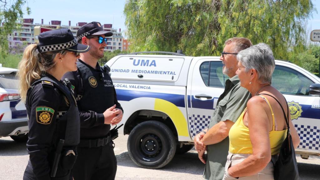 Los nuevos agentes de la Policía Local de Valencia salen a patrullar los barrios de la ciudad. EE