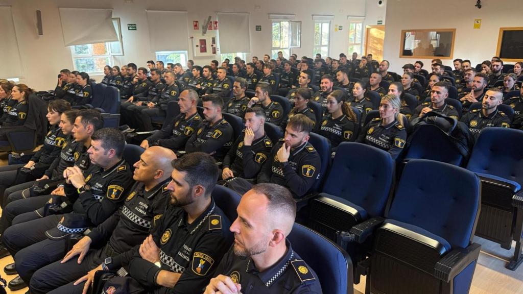 Los 119 nuevos agentes que se incorporan a la plantilla de la Policía Local de Valencia. EE
