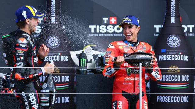 Marc Márquez empapa con champán a Marco Bezzecchi, en el podio del GP de Reino Unido.