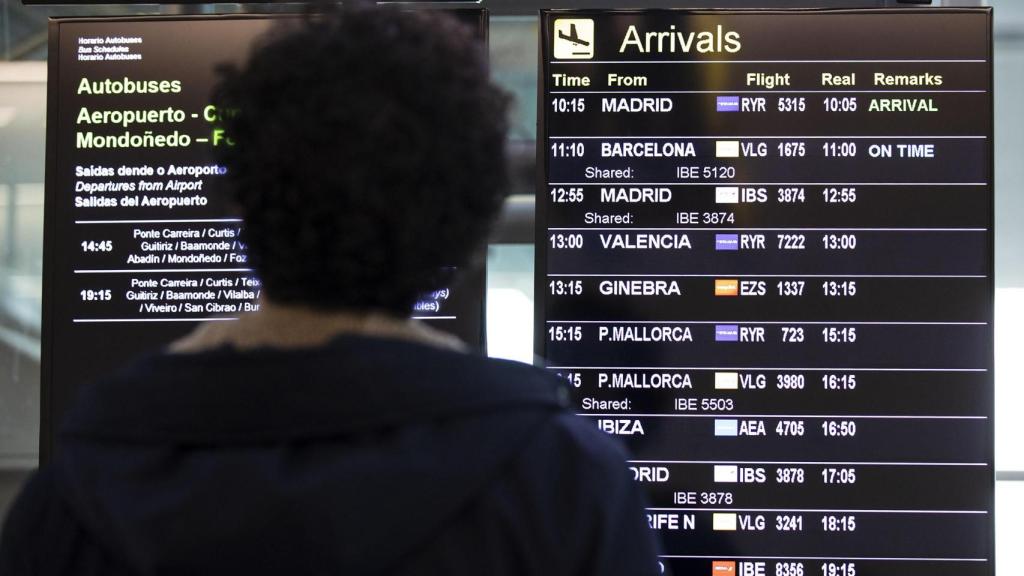 Un joven en un aeropuerto.