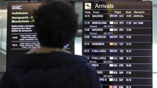 Un joven en un aeropuerto.