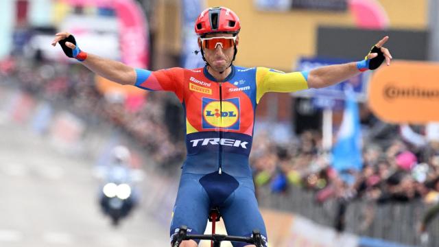 Carlos Verona celebra la victoria en la 15ª etapa del Giro de Italia.