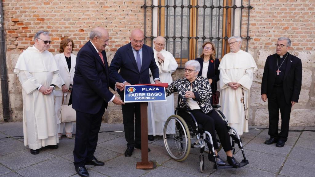 Carnero inaugura la nueva plaza Padre Gago en Valladolid