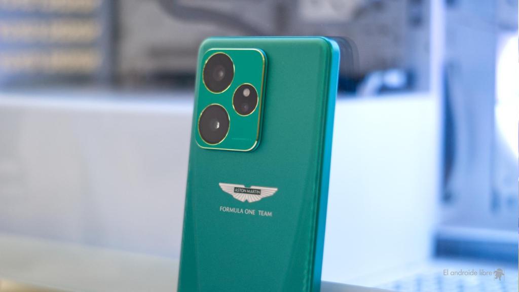 Logo de Aston Martin en el realme GT 7 Dream Edition