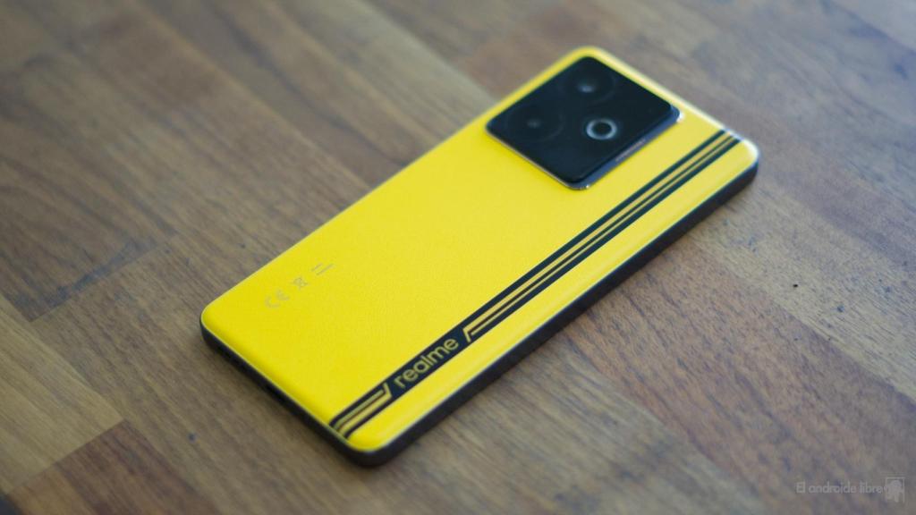 realme GT 7T por detrás