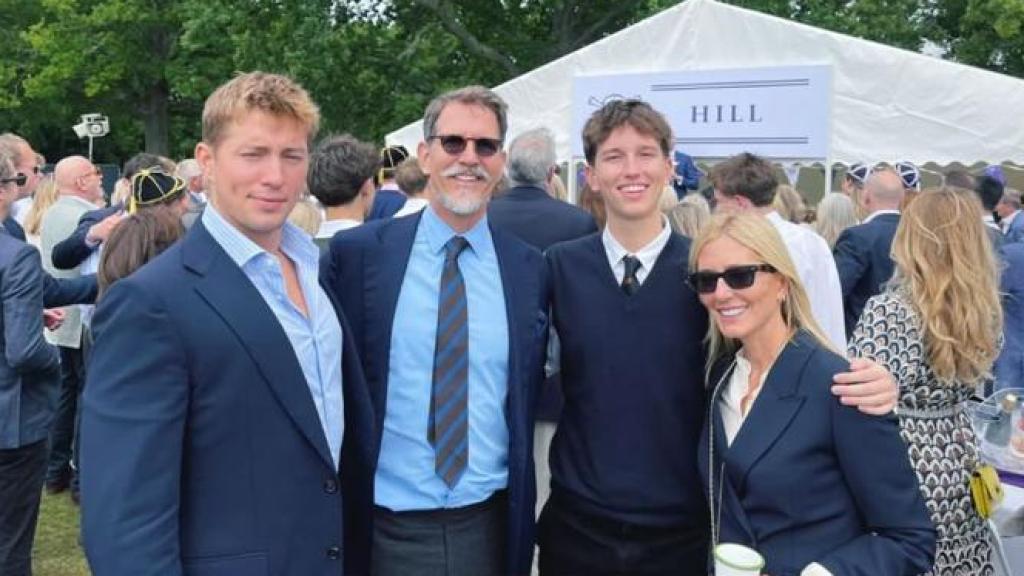 Pablo de Grecia y su mujer, Marie Chantal, durante su visita al internado donde estudia su hijo Arístides.