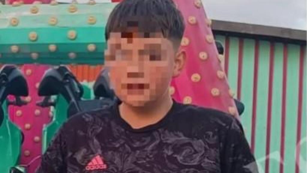 El difunto Alejandro, de 15 años, junto al Mercedes que conducía su amigo, Denis, de 14 años.