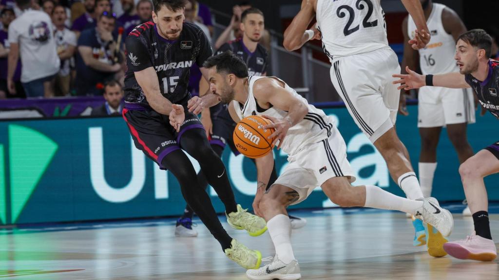 Facundo Campazzo conduce el balón presionado por Iván Aurrecoechea.