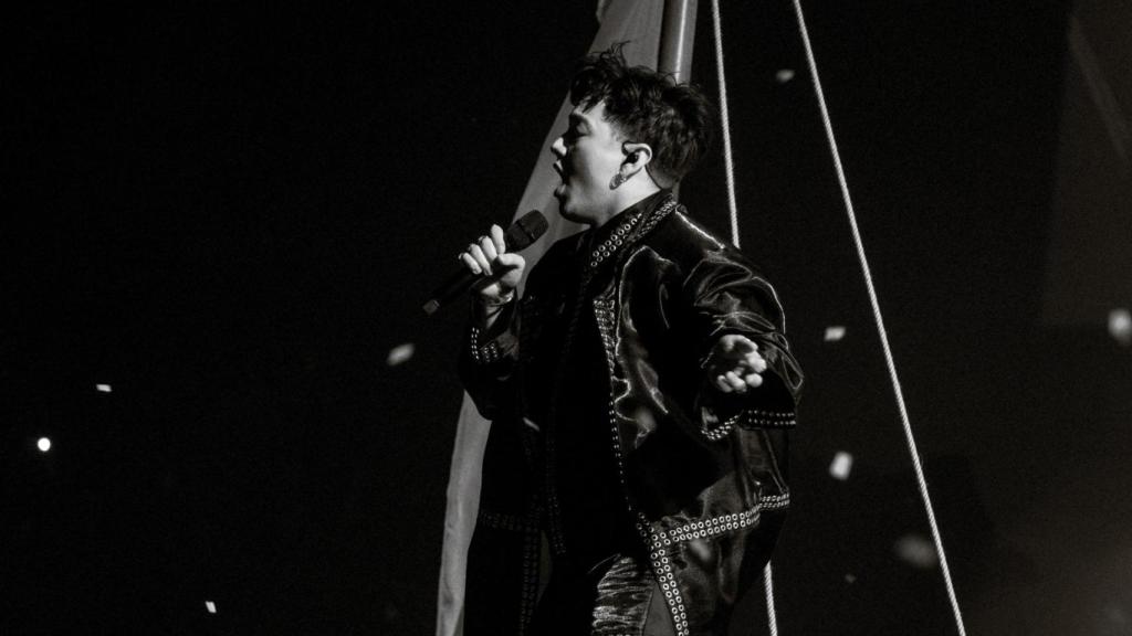 JJ durante su actuación en la final del 69 Festival de Eurovisión en el St. Jakobshalle de Basilea