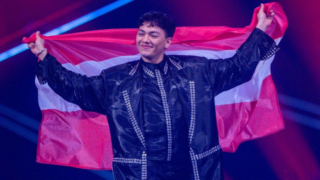 JJ, ganador de Eurovisión 2025, durante la 'Flag Parade' del 69 Festival de Eurovisión en el St. Jakobshalle de Basilea