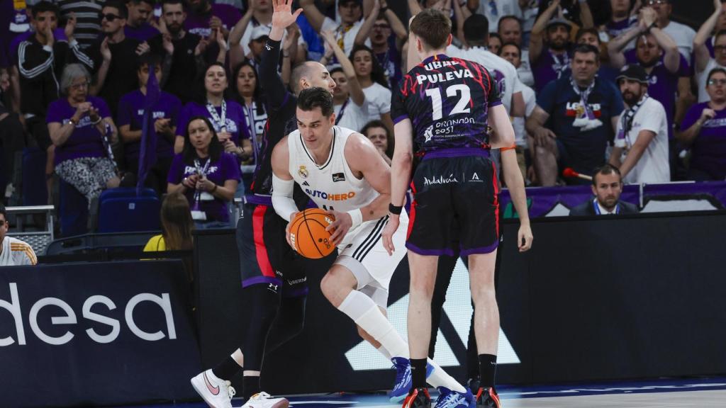 Mario Hezonja en una acción del partido con Agustín Ubal.