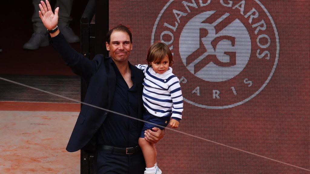 Rafa Nadal se despide, con su hijo en brazos, de la Philippe-Chatrier