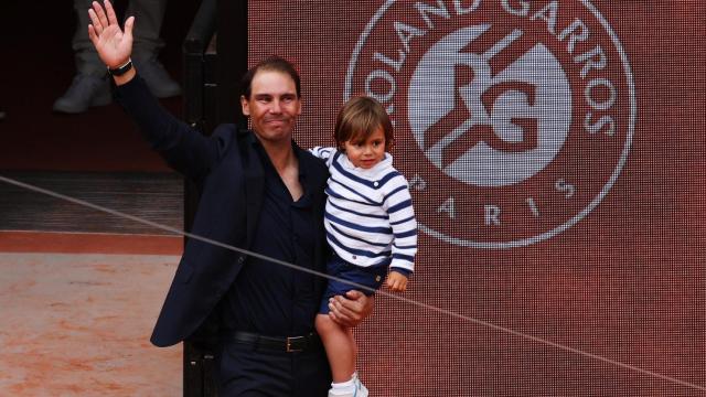 Rafa Nadal se despide, con su hijo en brazos, de la Philippe-Chatrier
