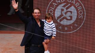 Rafa Nadal se despide, con su hijo en brazos, de la Philippe-Chatrier