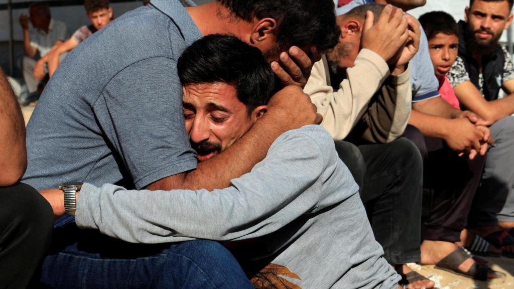 Ciudadanos palestinos reaccionan a las muertes de sus familias tras ataques israelíes en Jan Younis.