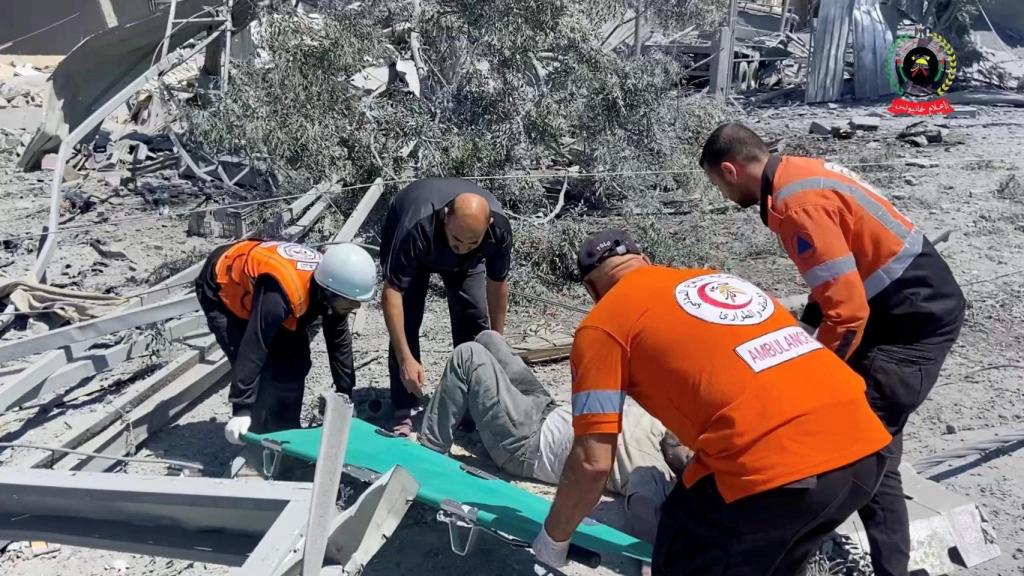 Los rescatistas recuperan los cuerpos de nueve niños de una familia en Jan Younis.