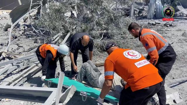 Los rescatistas recuperan los cuerpos de nueve niños de una familia en Jan Younis.