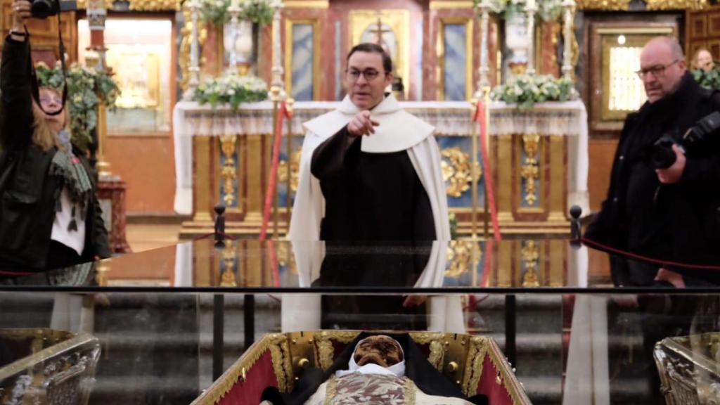 Veneración pública de los restos de Santa Teresa de Jesús en la Basílica de Nuestra Señora de la Anunciación de Alba de Tormes (Salamanca)