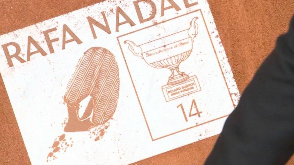 La placa que refleja la huella de Nadal en Roland Garros.