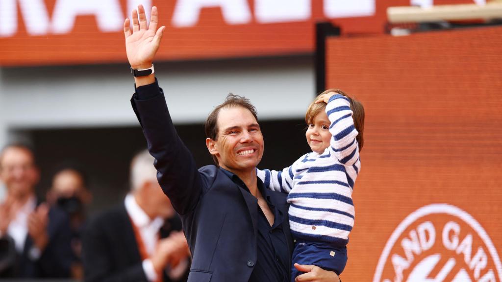 Rafa Nadal abandona la Pista Central de Roland Garros junto a su hijo.