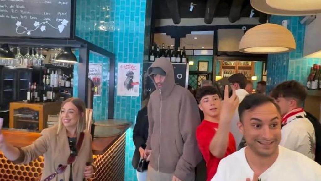 Gerard Piqué y Clara Chía salen escoltados de un restaurante de León